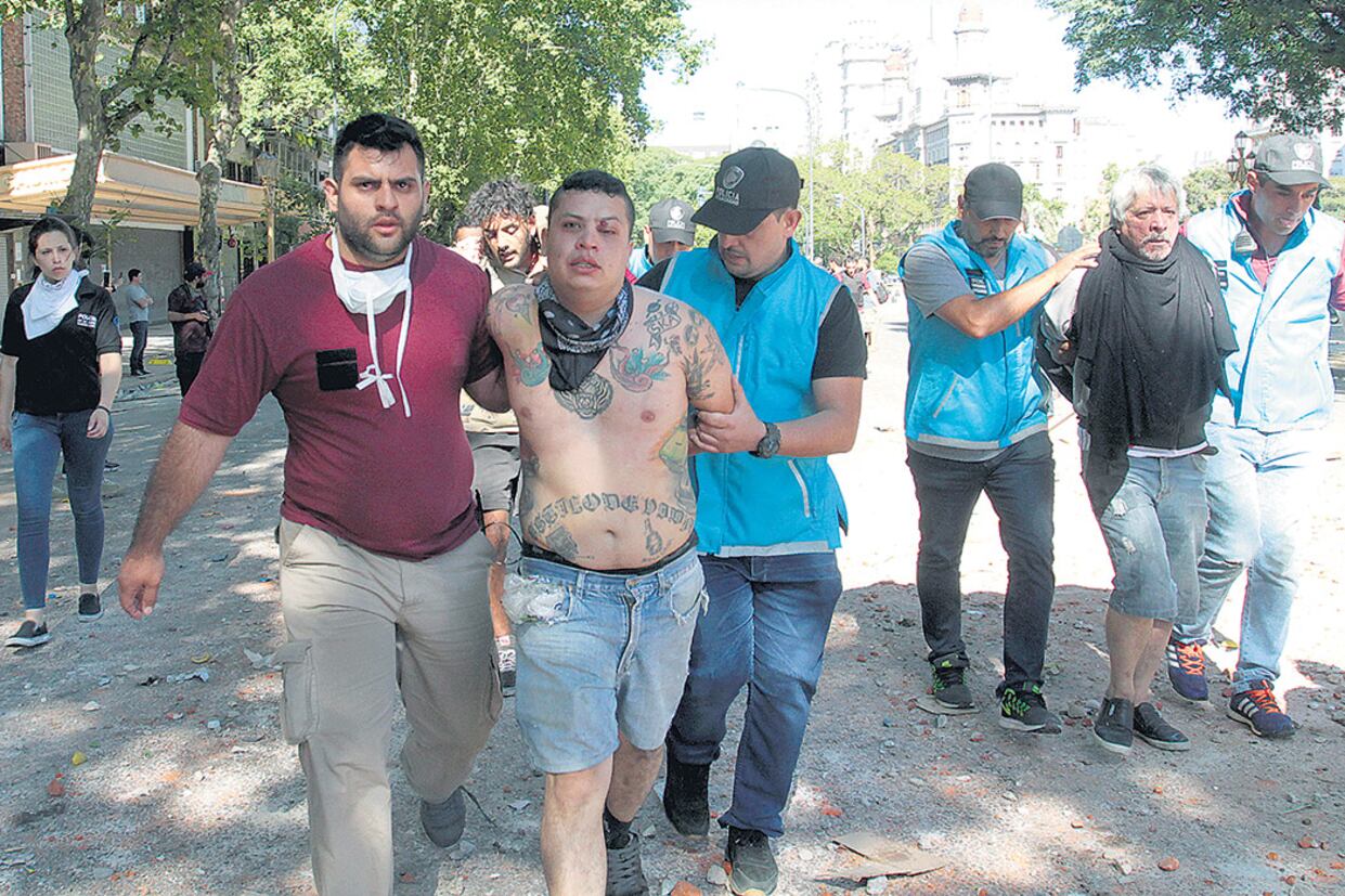 Las fotos mostraron a policías de civil realizando detenciones de los manifestantes.