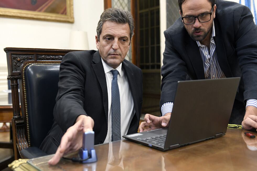 El presidente de la Cámara de Diputados, Sergio Massa, efectivizó hoy la puesta en práctica de la firma digital. 