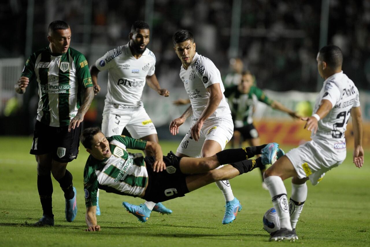 Cruz cae ante la mirada de Urzi, el autor del gol del Taladro