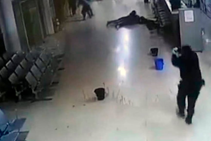 Pacientes y trabajadores se tiraron al piso al oír los disparos.