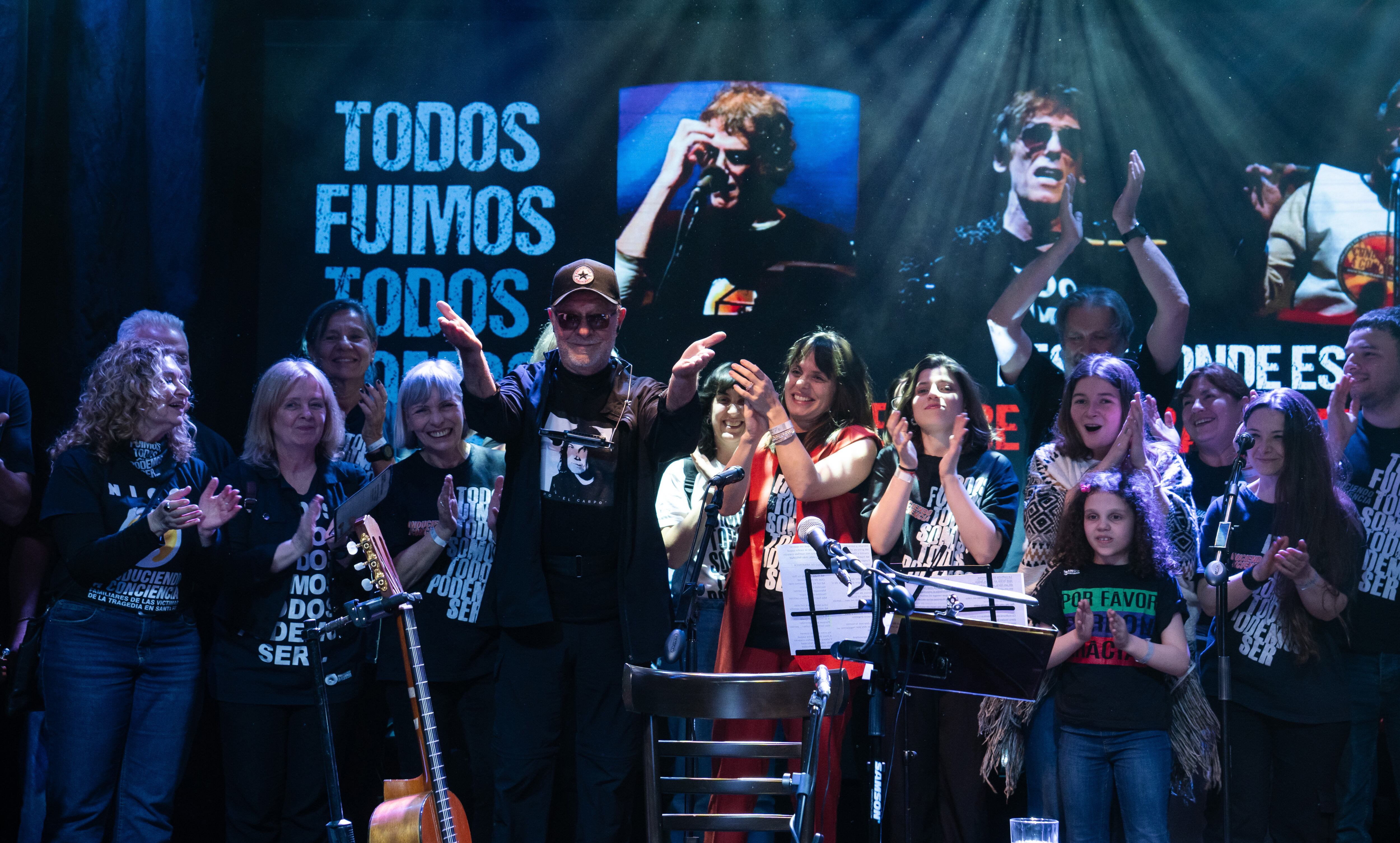 "Acá estamos hermanados en la solidaridad", señaló León, siempre bien rodeado