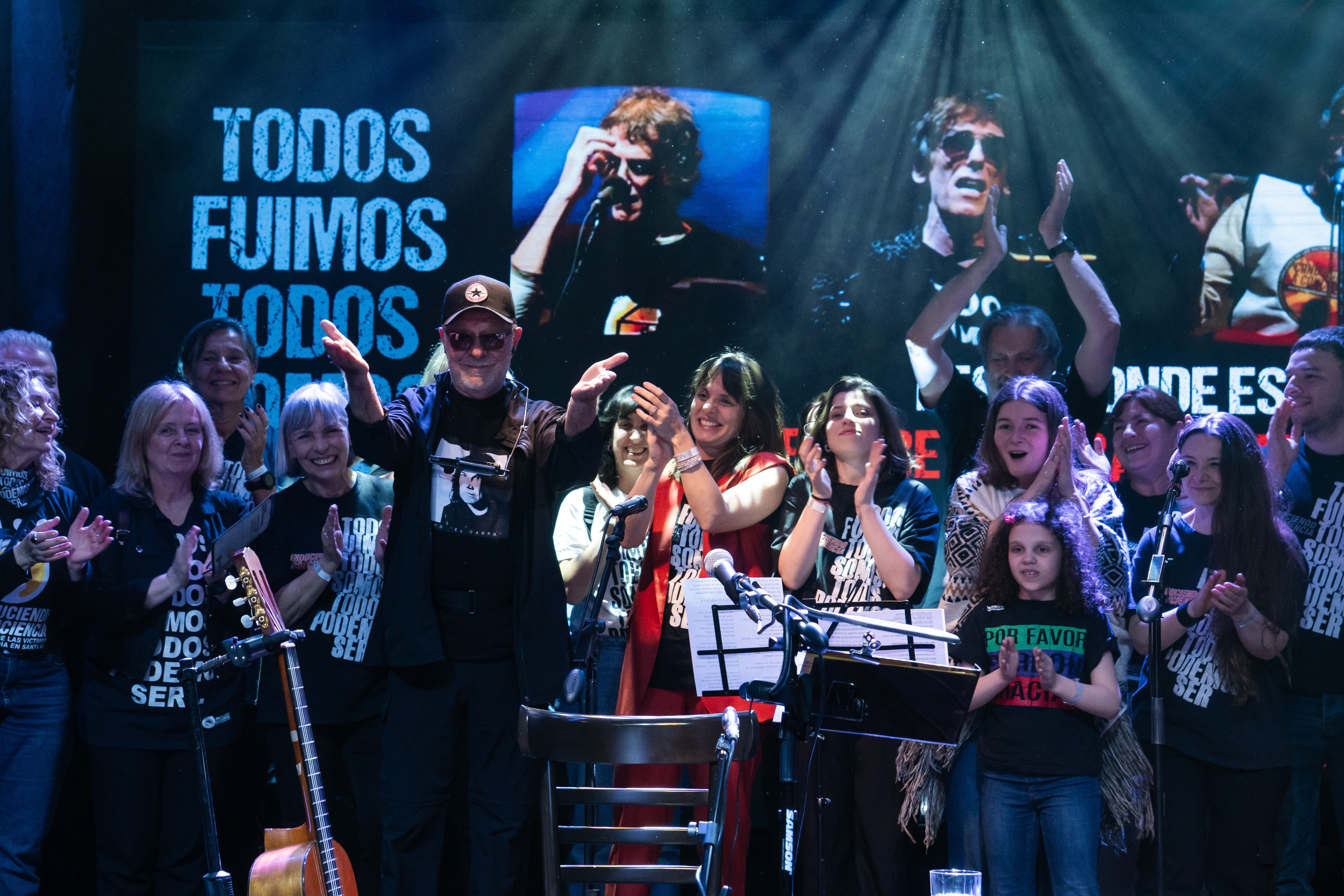 "Acá estamos hermanados en la solidaridad", señaló León, siempre bien rodeado