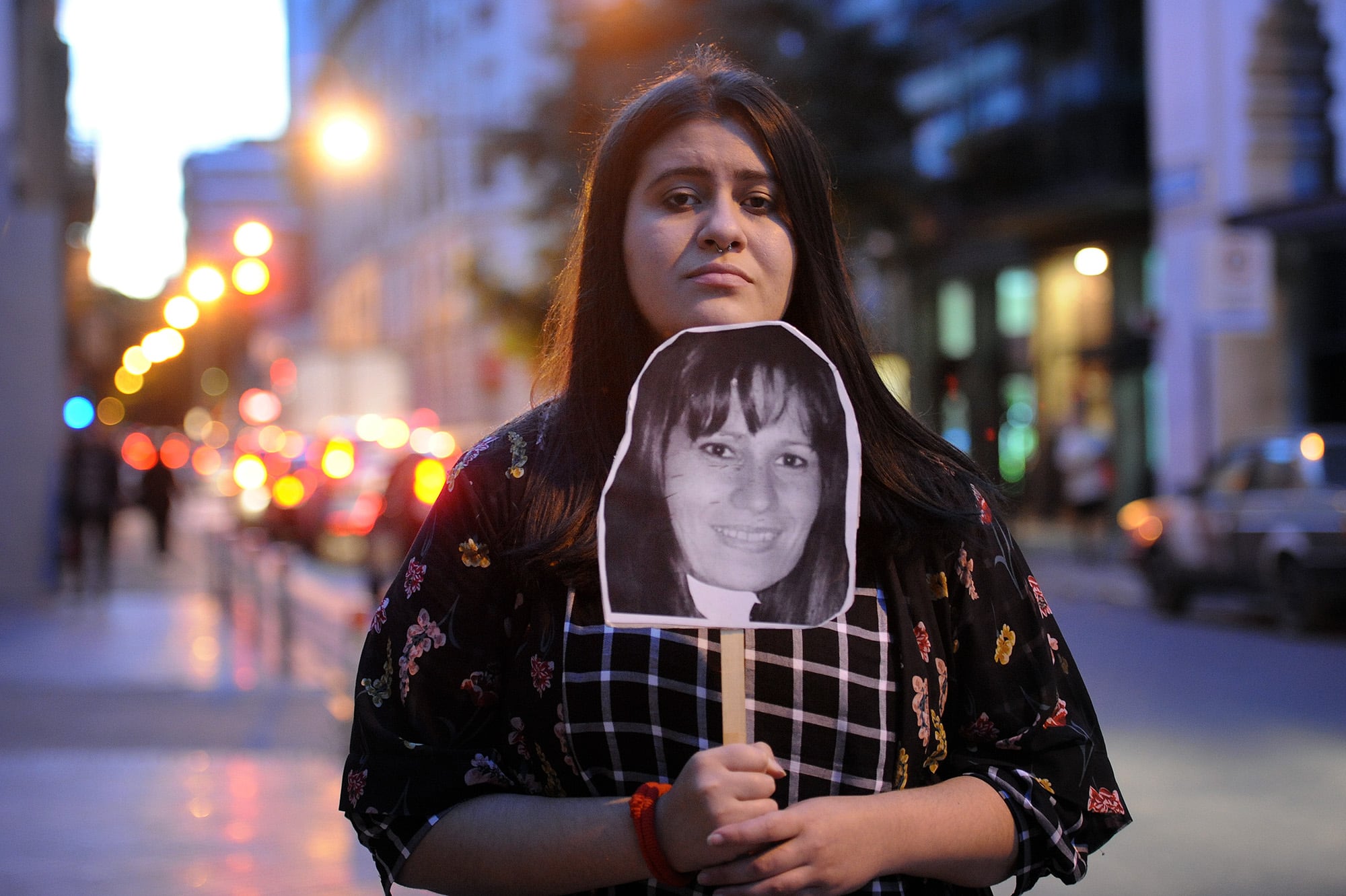 Erika Salazar Paris reclama por su madre.