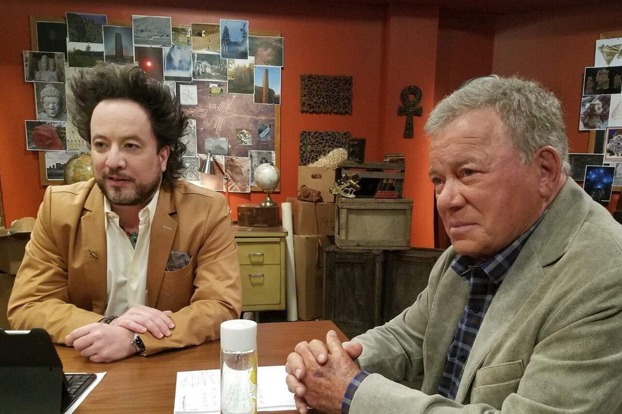 En el programa, Tsoukalos intenta convencer a Shatner.
