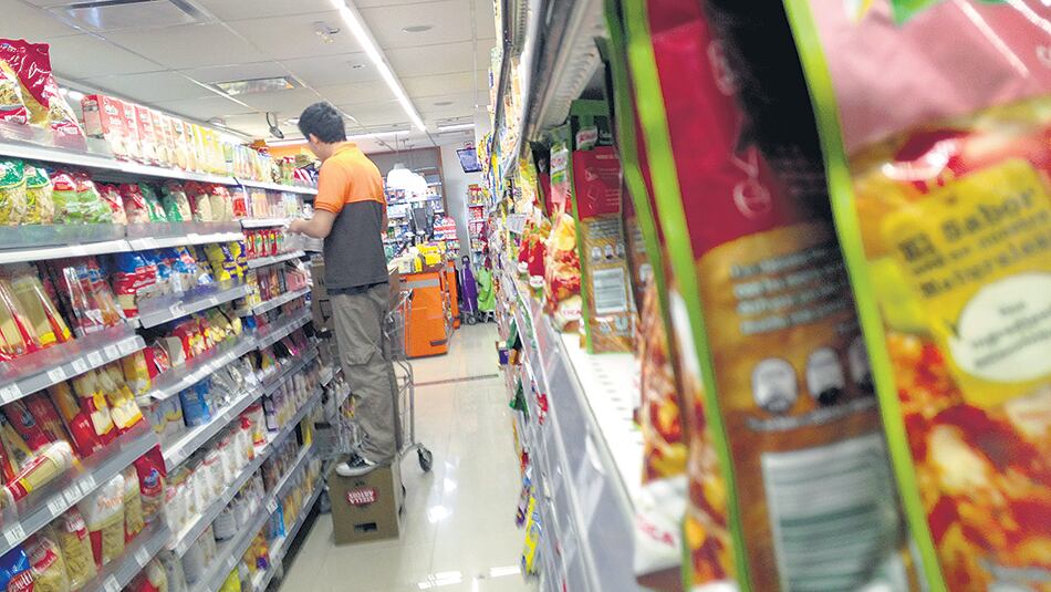 Las principales empresas de alimentos preparan nuevas listas de precios por los incrementos de combustibles y el tipo de cambio.