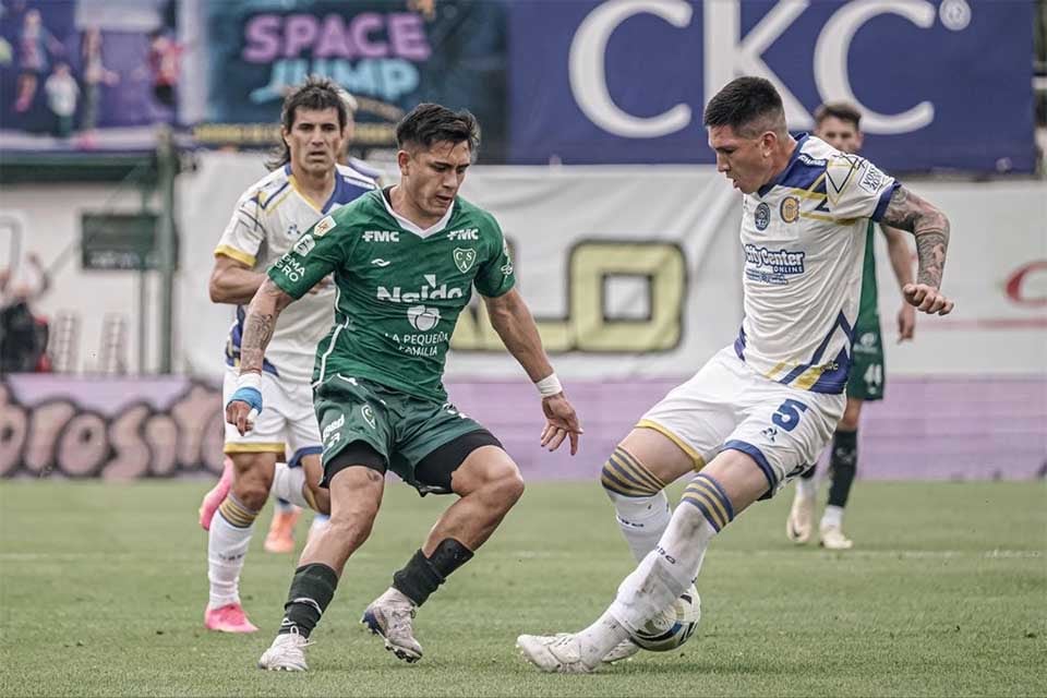 Ibarra sufrió un esguince de rodilla y estará un mes inactivo.