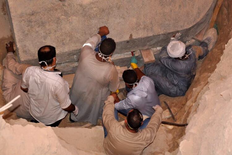 El momento en que se abrió el sarcófago encontrado en Alejandría.