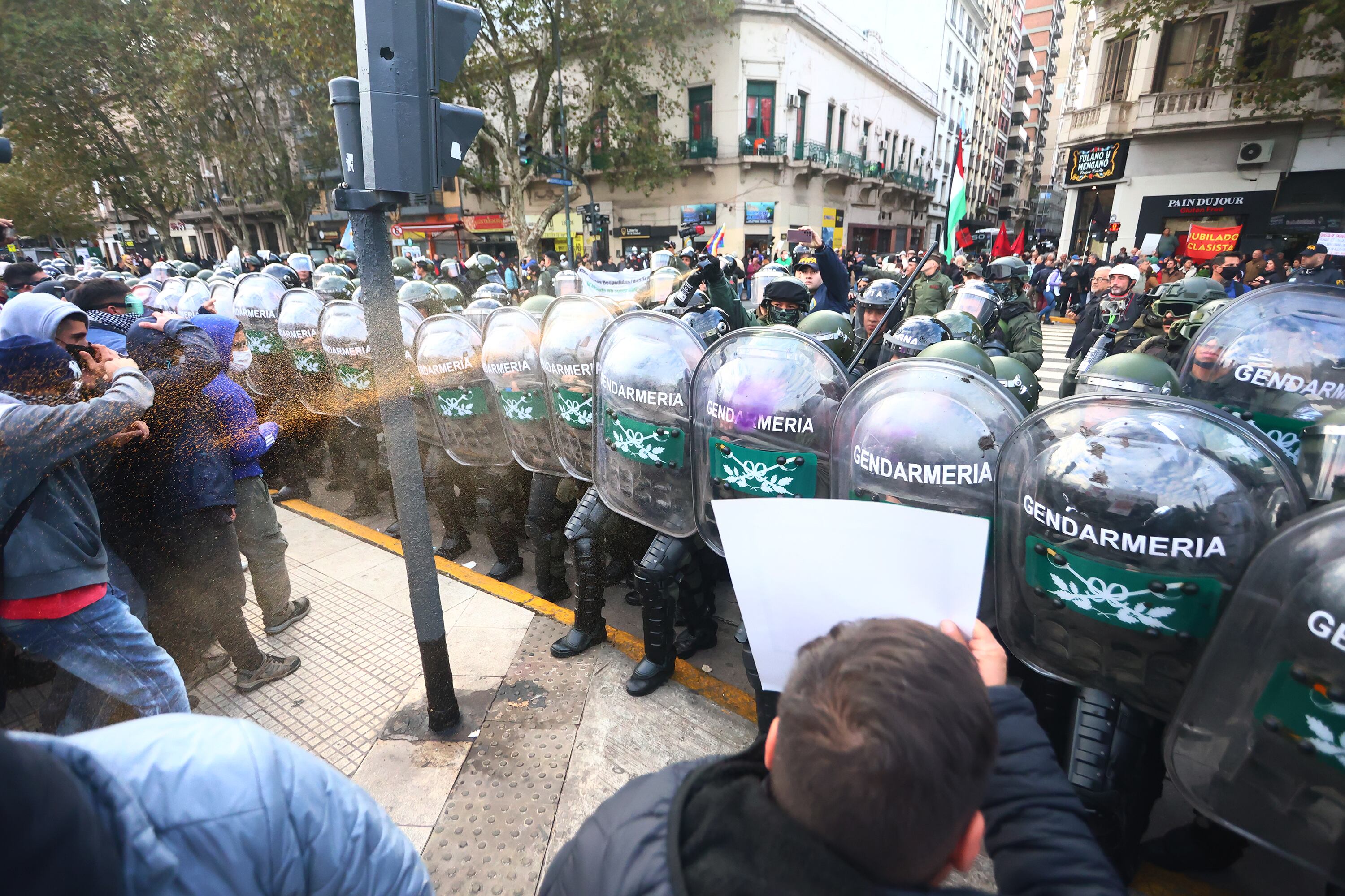 La Gendarmería lanzó gases lacrimógenos a los manifestantes que estaban sobre la vereda. 