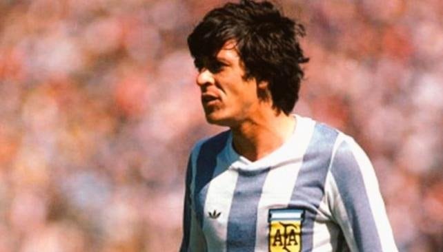 Anoche lo velaban en el Ducó, y a las 8.30 de hoy lo llevan al Cementerio de la Chacarita.