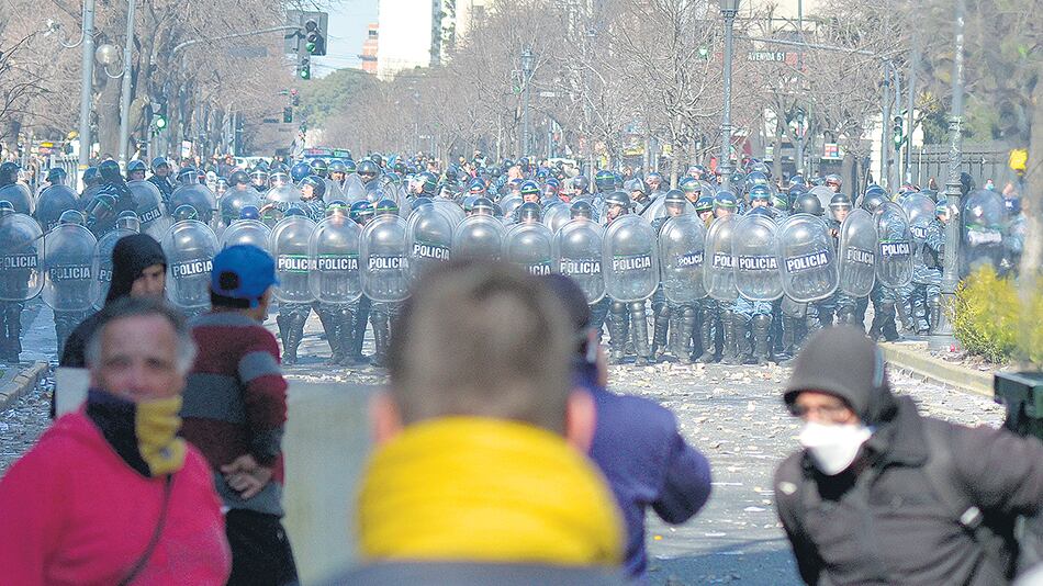 La respuesta represiva comenzó con camiones hidrantes y el desplazamiento de los “cabeza de tortuga”.