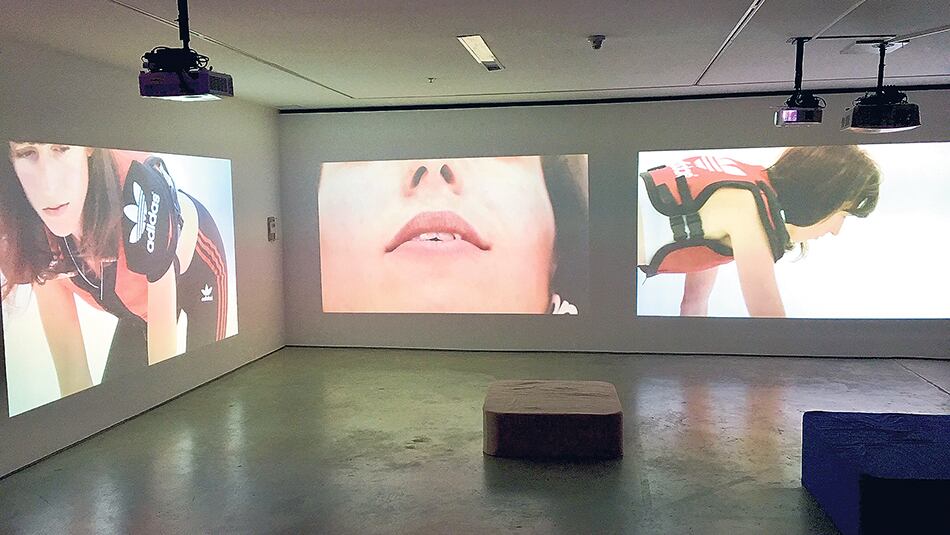 Una de las videoinstalaciones de Azpilicueta (2015). Abajo: Pow!, 2014/18, obra textil.