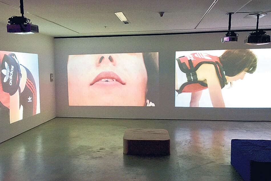 Una de las videoinstalaciones de Azpilicueta (2015). Abajo: Pow!, 2014/18, obra textil.