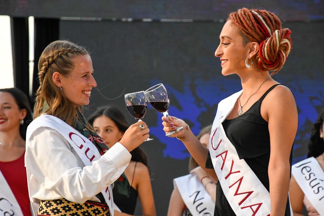 La "virreina" Mariana Gil (izquierda) choca la copa con la representante departamental de Guaymallén, Natalia Mercery (derecha). Municipio Guaymallén