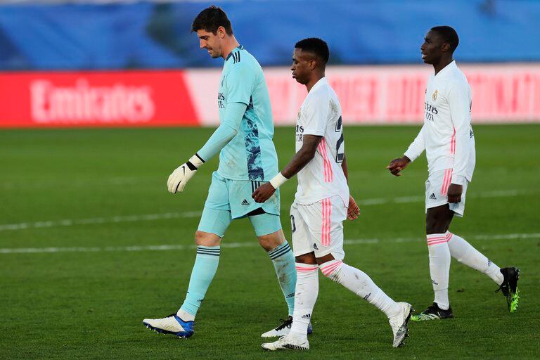 Desánimo en la retirada del Real Madrid de su estadio.