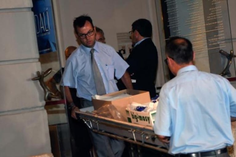 Las muestras tomadas del cuerpo del artista son retiradas del cementerio de Figueres, en Cataluña.