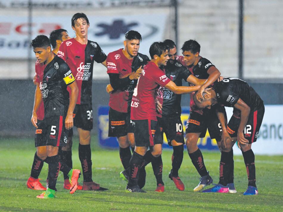 Vera festeja su gol.