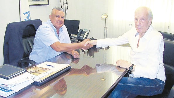 El apretón de manos de Claudio “Chiqui” Tapia y César Luis Menotti retratado en la cuenta de Twitter de la Selección.