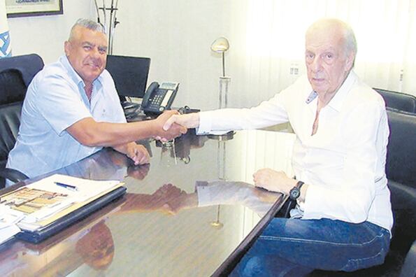 El apretón de manos de Claudio “Chiqui” Tapia y César Luis Menotti retratado en la cuenta de Twitter de la Selección.