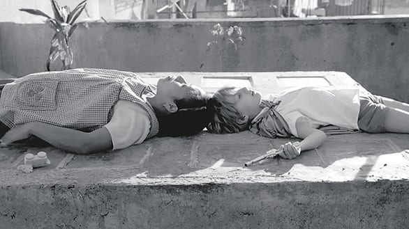 La escena de la película Roma; el personaje de Cleo junto al niño que dice estar muerto.