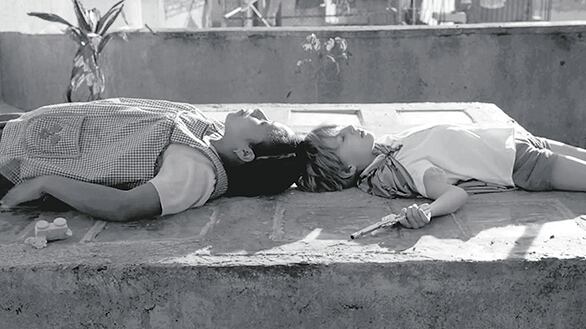 La escena de la película Roma; el personaje de Cleo junto al niño que dice estar muerto.