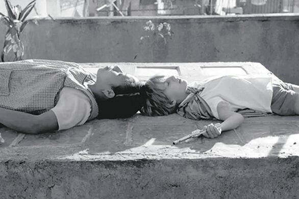 La escena de la película Roma; el personaje de Cleo junto al niño que dice estar muerto.