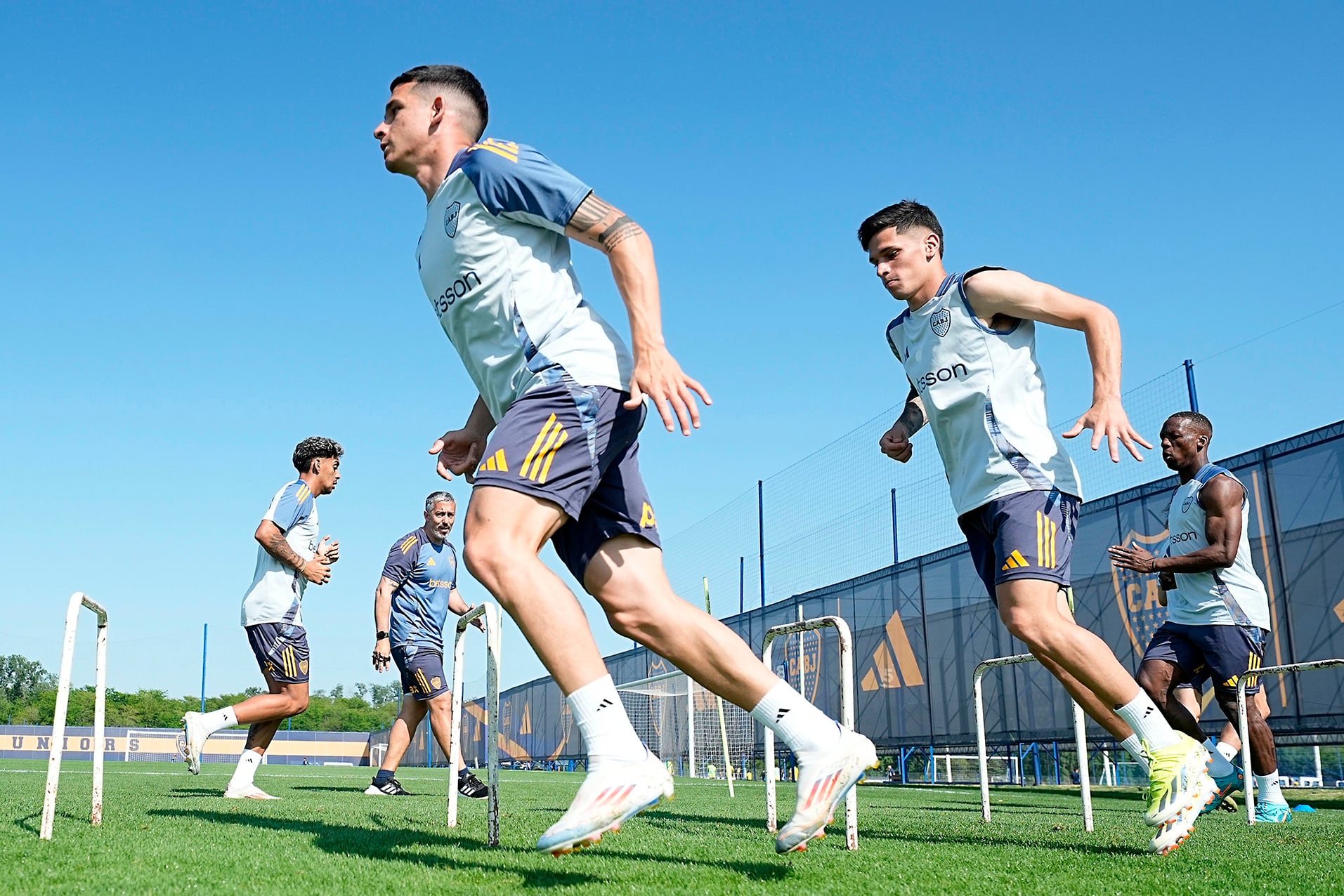 El plantel xeneize trabajó en Ezeiza y viajará el mismo miércoles a Rosario 