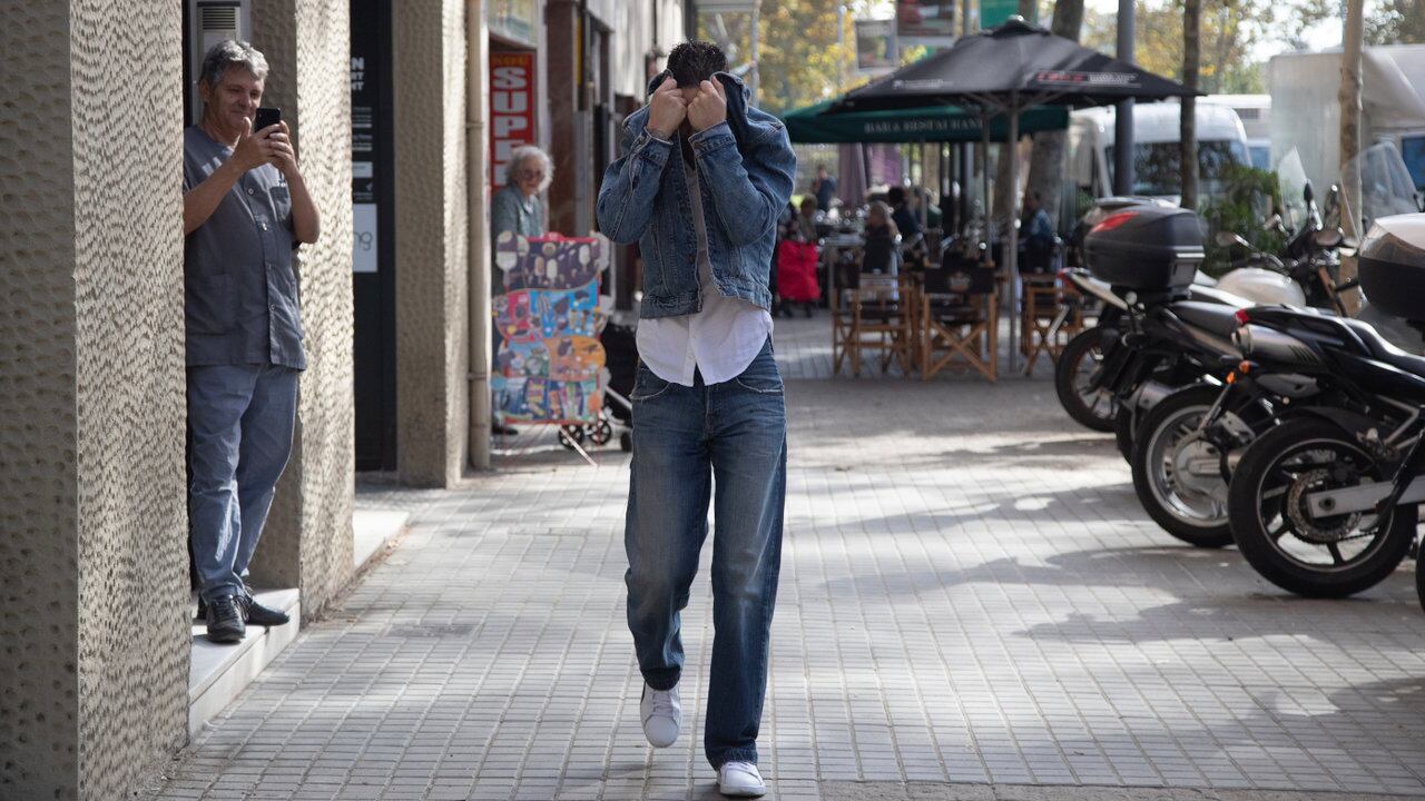 El imputado llega a la Audiencia de Barcelona para conocer la sentencia, escondiendo su rostro. (Foto:EFE)