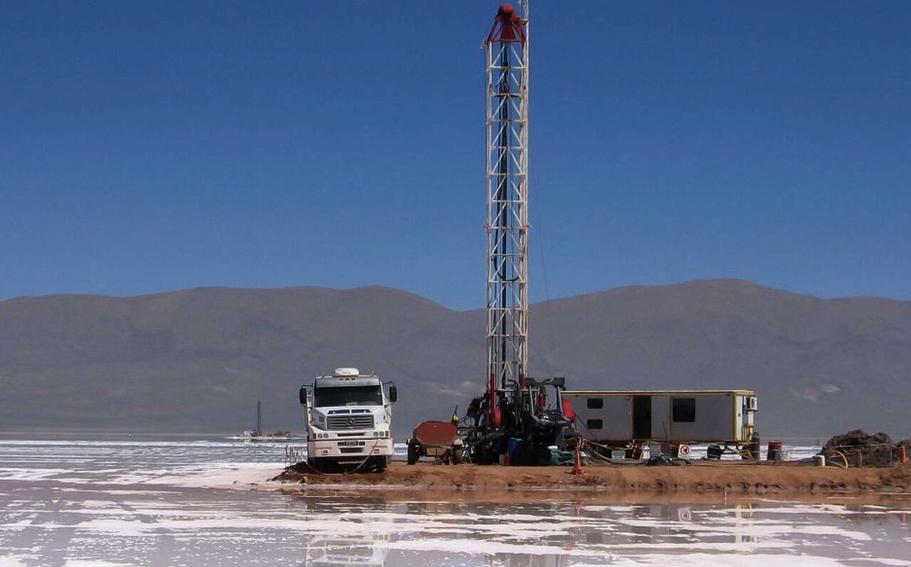 Para obtener litio, es necesario bombear la salmuera desde la profundidad del salar.