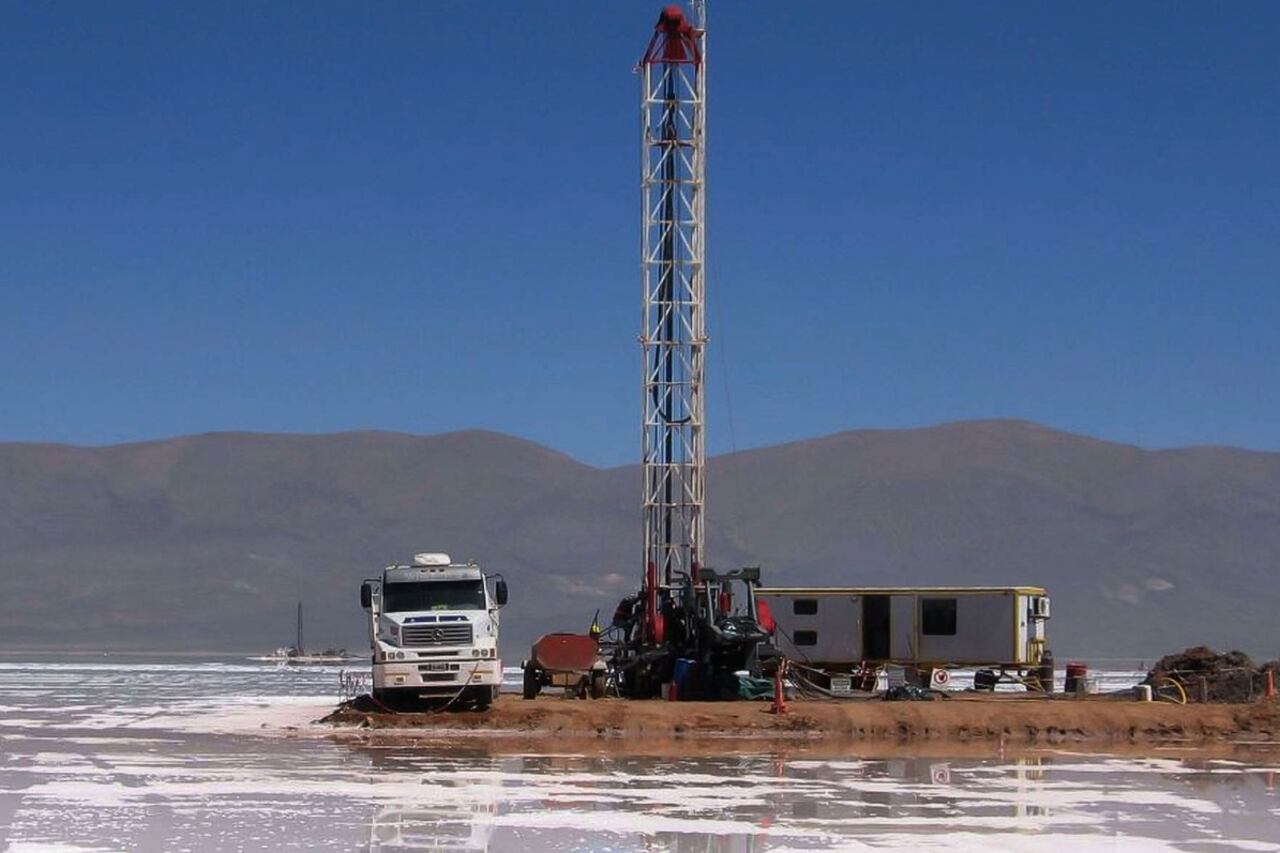 Para obtener litio, es necesario bombear la salmuera desde la profundidad del salar.