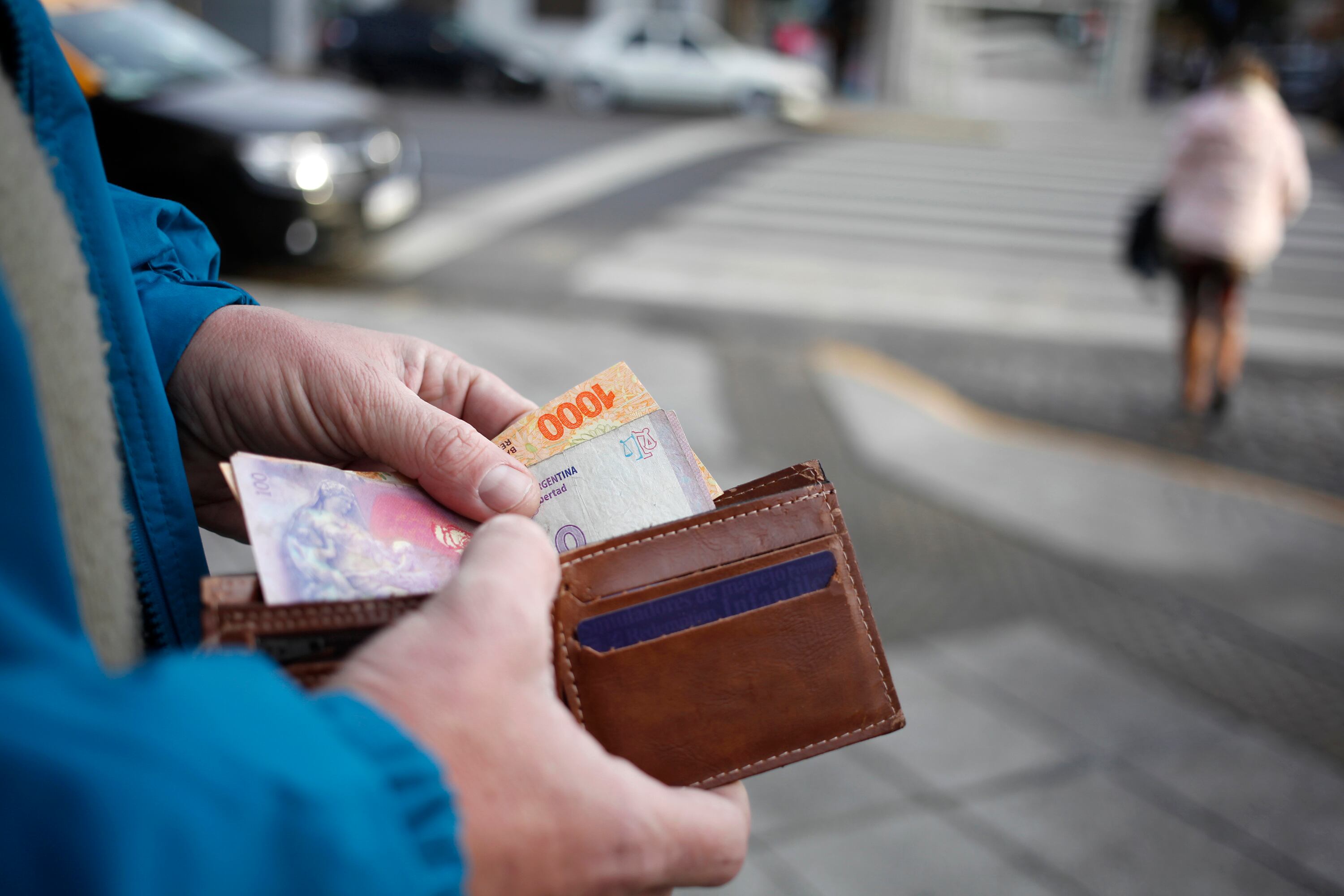 Argentina es cara en dólares, y en paralelo los salarios alcanzan cada vez a comprar menos. 