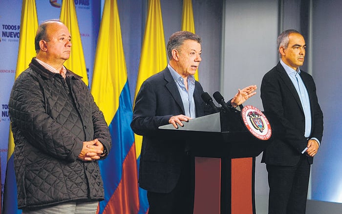 Santos (centro) anunció la tregua con el ELN junto al ministro de Defensa y el comisionado por la Paz.