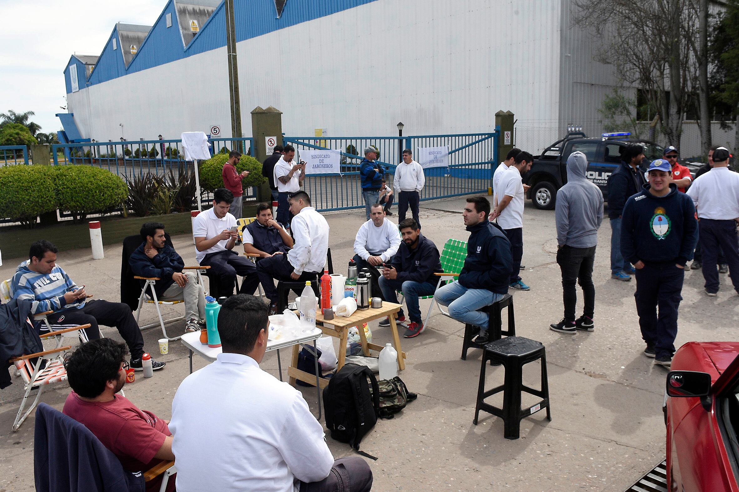 En la planta de Villa Gobernador Gálvez se fabrican los jabones Dove, Lux y Rexona.
