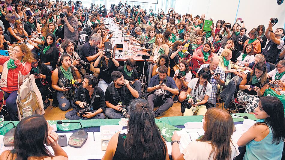 La enorme sala C del segundo piso del Anexo estaba plena de militantes, legisladores, periodistas.