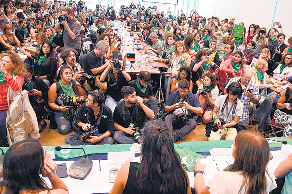 La enorme sala C del segundo piso del Anexo estaba plena de militantes, legisladores, periodistas.