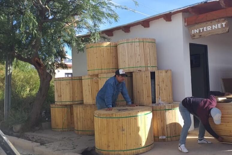 Trabajos de colocación de fibra óptica en Cachi