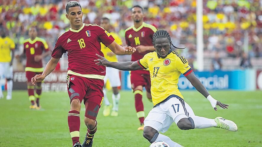 El venezolano Víctor García disputa la pelota con el colombiano Yimmi Chará.