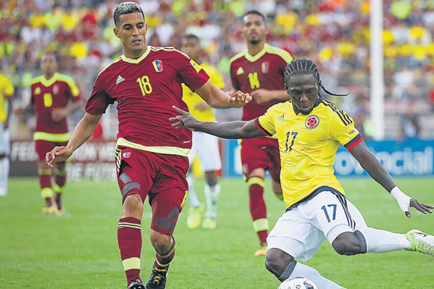 El venezolano Víctor García disputa la pelota con el colombiano Yimmi Chará.