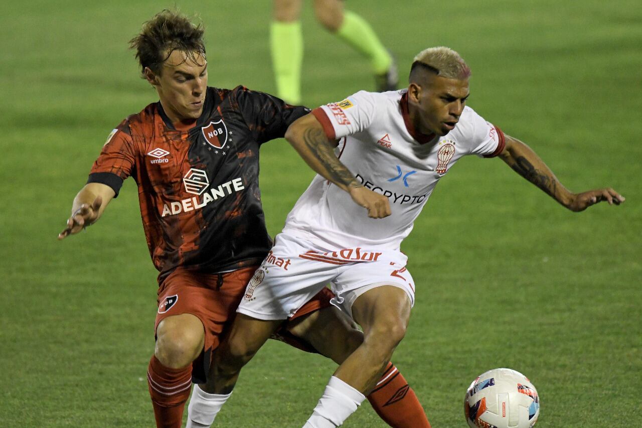 Vera se lleva la pelota y Huracán, una victoria vital en Rosario