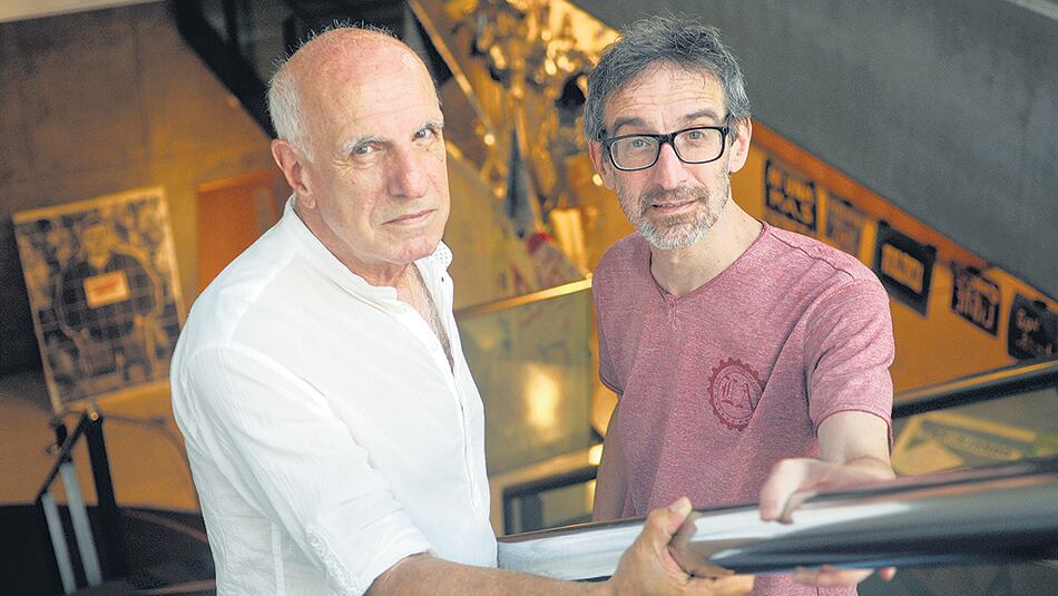 “El teatro todavía puede ayudar a pensar, además de divertir”.