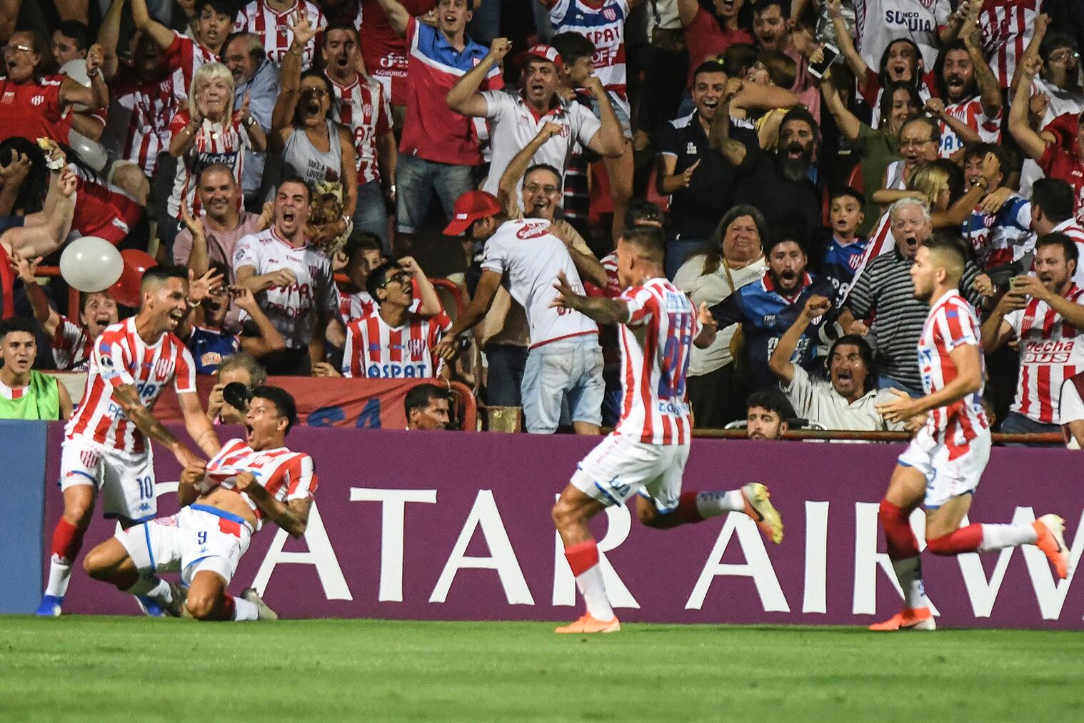 Bou festeja su gol, el que abrió el camino del triunfo.