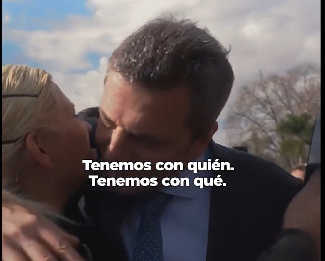 Massa en el video que dura algo más de dos minutos. 