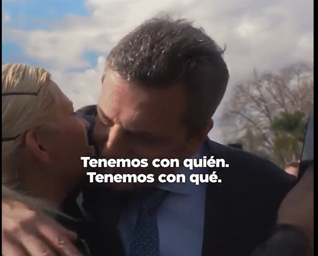 Massa en el video que dura algo más de dos minutos.