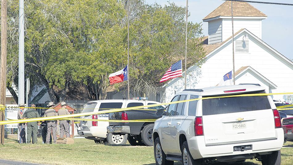 El tiroteo masivo ocurrió en la iglesia baptista de Sutherland Springs; el atacante fue perseguido y encontrado muerto en su auto.