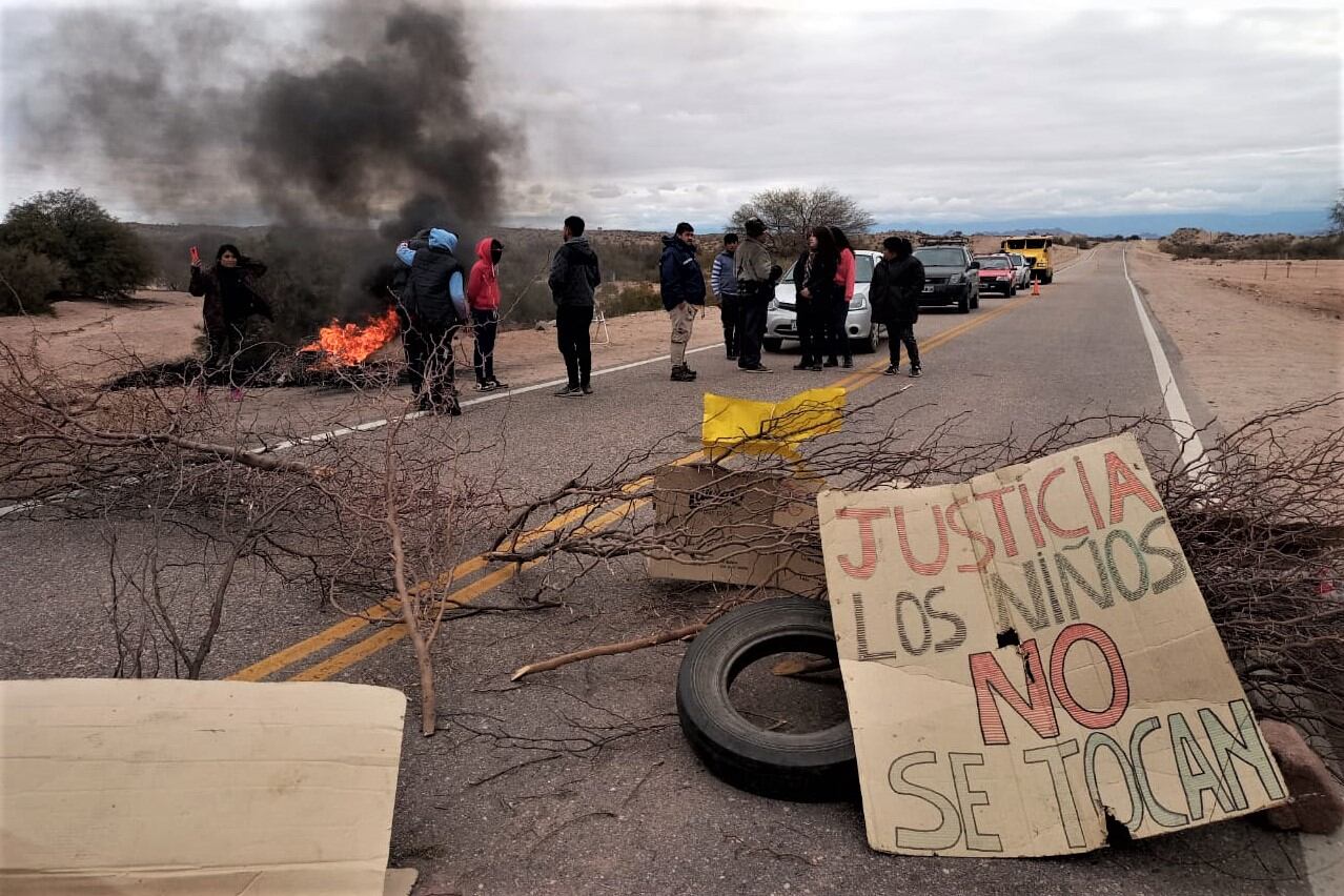 Vecinos cortan la ruta en la localidad El Salado por un caso de abuso sexual infantil.