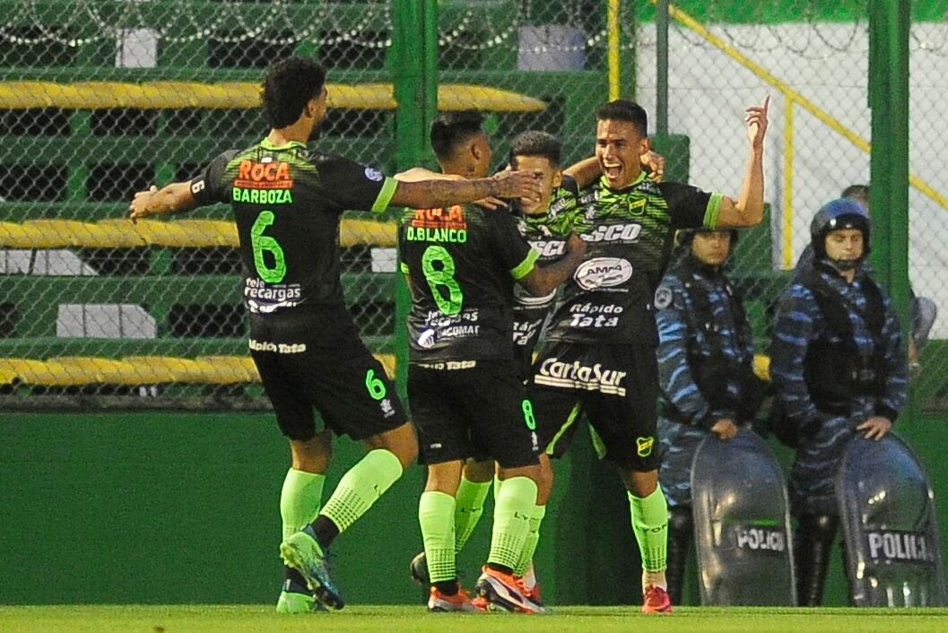 Defensa festeja el 2 a 0.