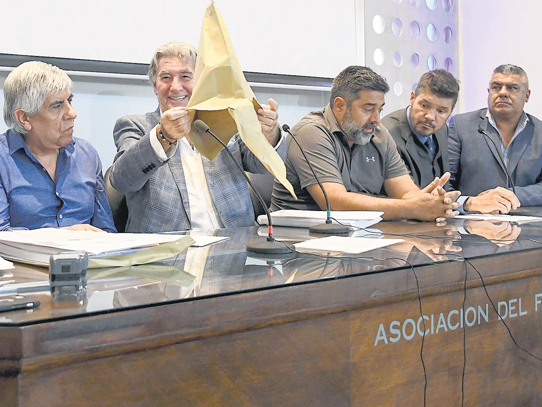 El momento en el que los dirigentes abrieron las ofertas de Turner/Fox, ESPN y Mediapro.