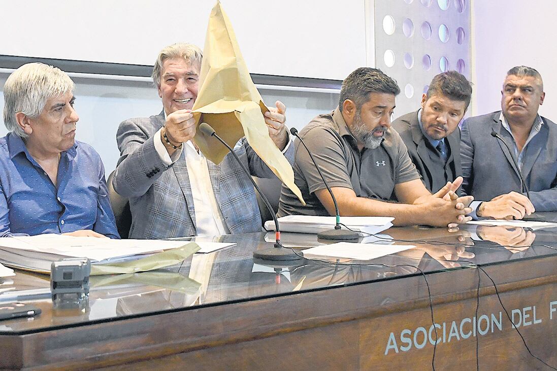 El momento en el que los dirigentes abrieron las ofertas de Turner/Fox, ESPN y Mediapro.