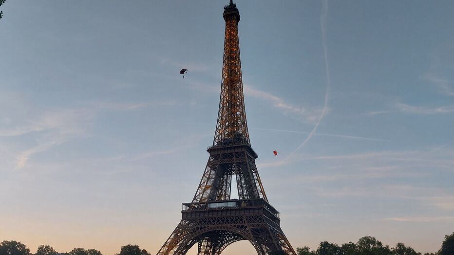 Dos paracaidistas fueron detenidos por arrojarse desde la Torre Eiffel.