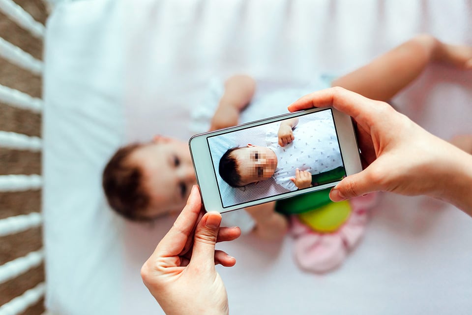 Sharenting se llama a la práctica de publicar contenido sensible de les hijes. 