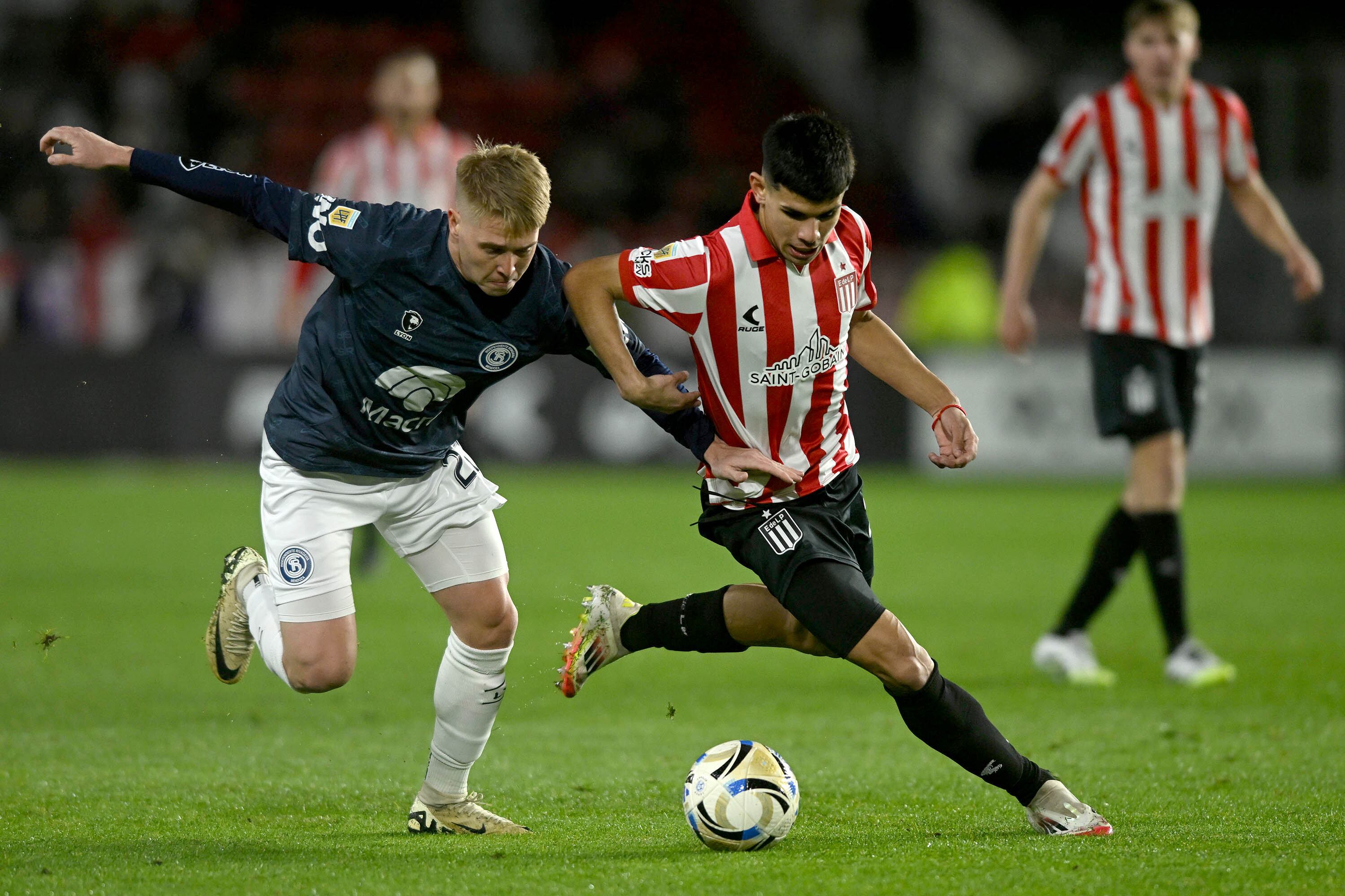 Román Gómez disputa la pelota con Studer